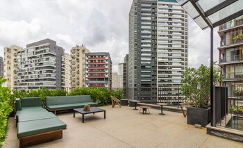 modern accommodations in a building with a pool in the heart of sp yhes