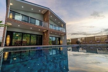 Tides Apartments,,4 star