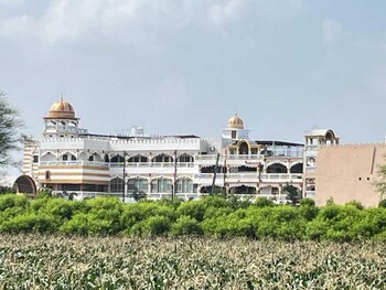 hotel karishma palace badnawar