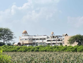 hotel karishma palace badnawar