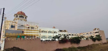 hotel karishma palace badnawar