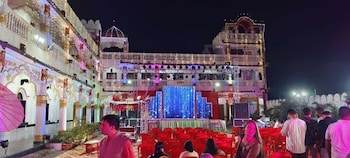 hotel karishma palace badnawar