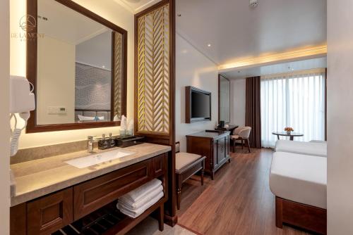 de la mont hotel ha giang