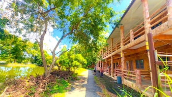 Oyo 75597 The Tewsone Resort,,2 star