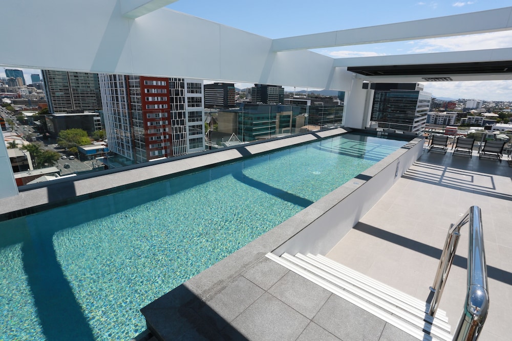 alex perry hotel and apartments