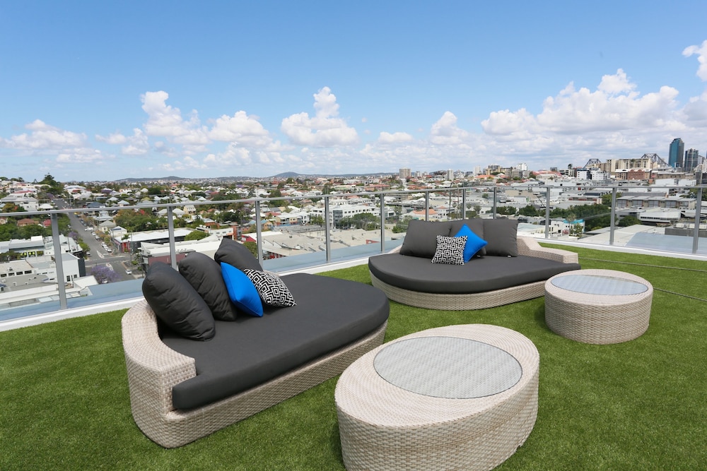 alex perry hotel and apartments