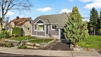 Sunny 3Br Retreat Near Everet Waterfront,,3 star