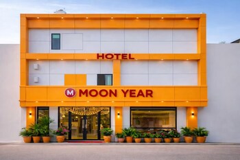 hotel moon year