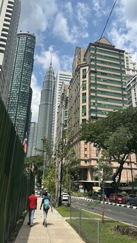 sky suites homestay klcc area