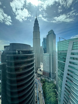 sky suites homestay klcc area