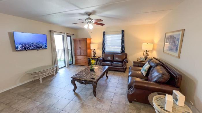250 paces to beach pool 1st floor 2 bedroom condo