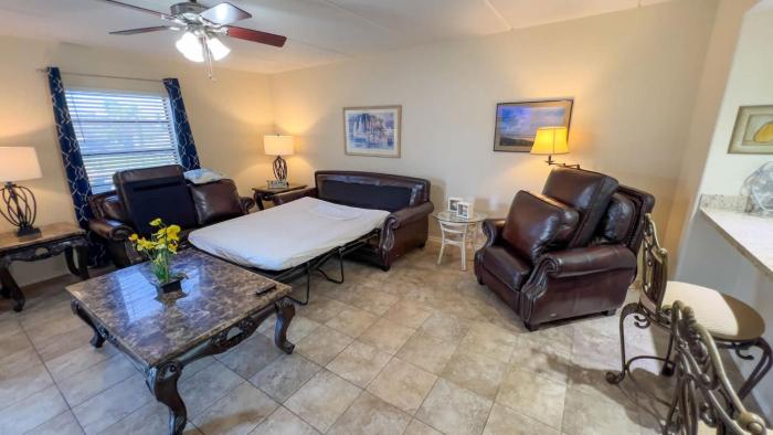 250 paces to beach pool 1st floor 2 bedroom condo