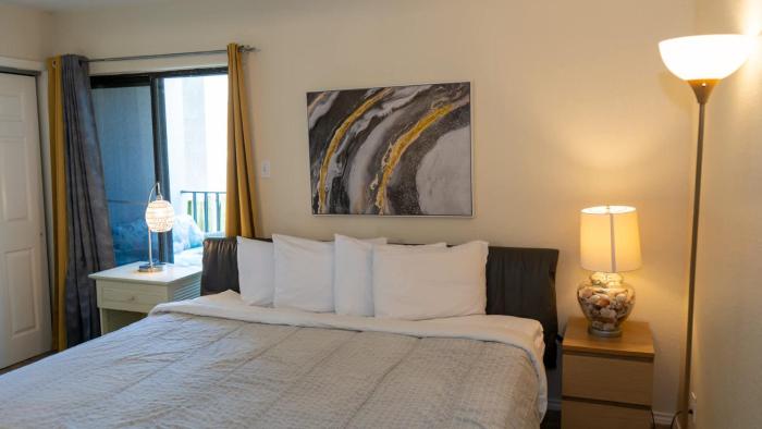 250 paces to beach pool 1st floor 2 bedroom condo