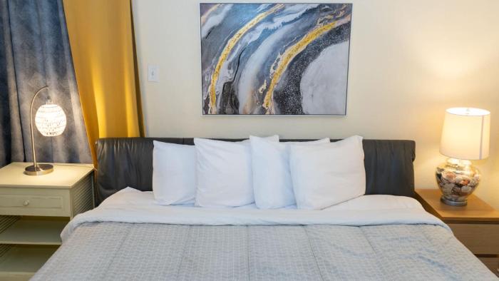 250 paces to beach pool 1st floor 2 bedroom condo