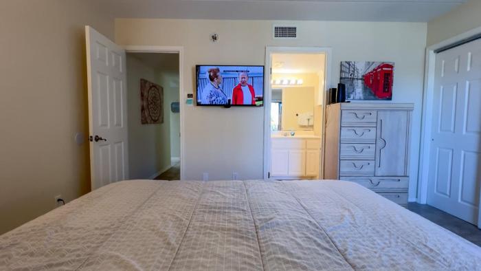 250 paces to beach pool 1st floor 2 bedroom condo