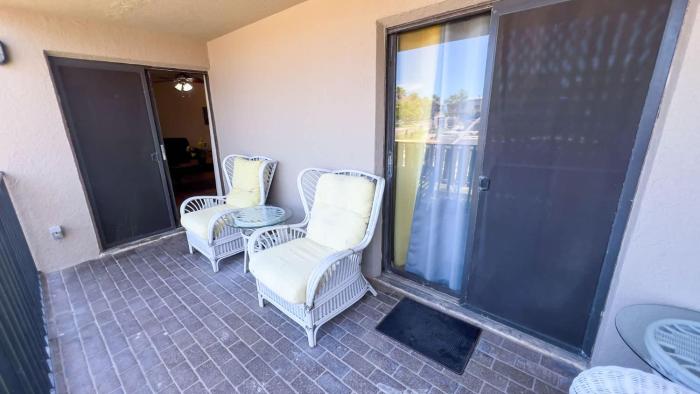 250 paces to beach pool 1st floor 2 bedroom condo