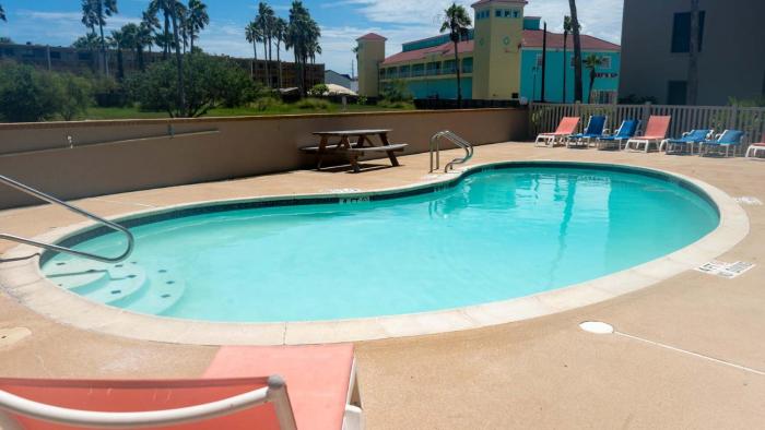250 paces to beach pool 1st floor 2 bedroom condo