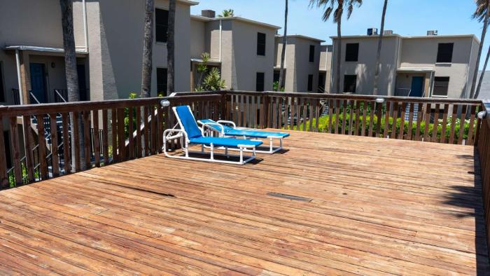250 paces to beach pool 1st floor 2 bedroom condo