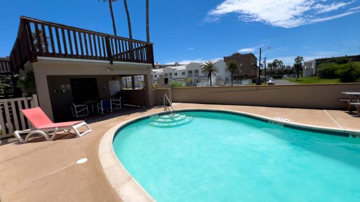 250 paces to beach pool 1st floor 2 bedroom condo
