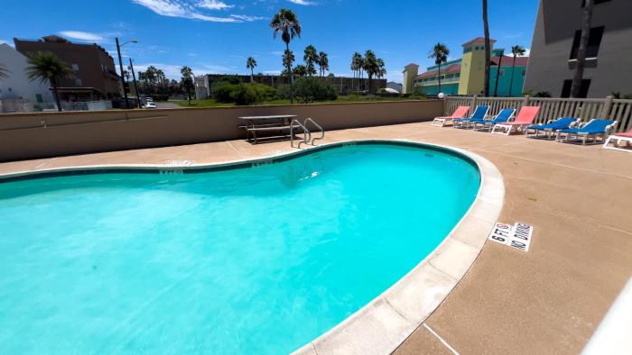 250 paces to beach pool 1st floor 2 bedroom condo