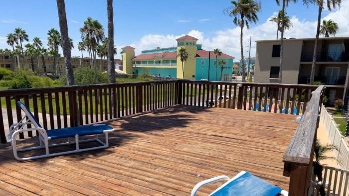 250 paces to beach pool 1st floor 2 bedroom condo