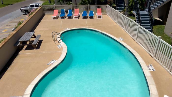 250 paces to beach pool 1st floor 2 bedroom condo