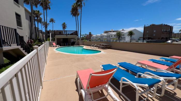 250 paces to beach pool 1st floor 2 bedroom condo