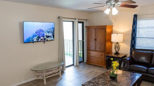 250 paces to beach pool 1st floor 2 bedroom condo
