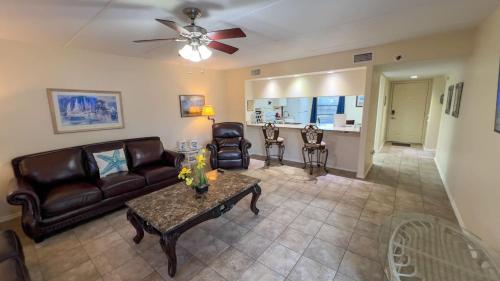 250 paces to beach pool 1st floor 2 bedroom condo