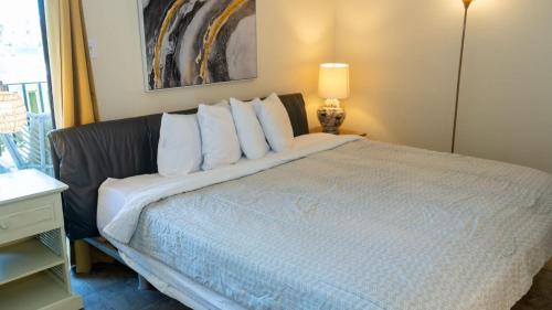 250 paces to beach pool 1st floor 2 bedroom condo