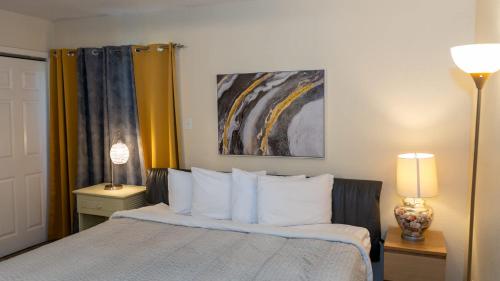 250 paces to beach pool 1st floor 2 bedroom condo
