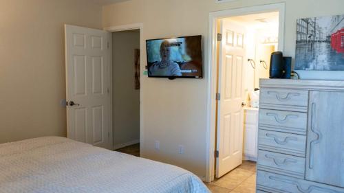 250 paces to beach pool 1st floor 2 bedroom condo