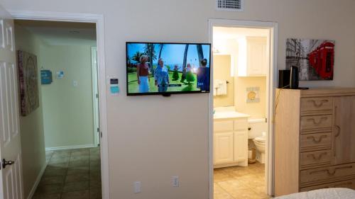 250 paces to beach pool 1st floor 2 bedroom condo