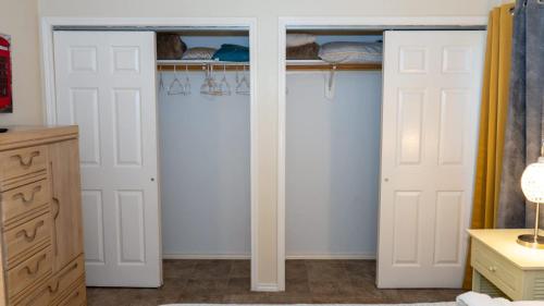 250 paces to beach pool 1st floor 2 bedroom condo