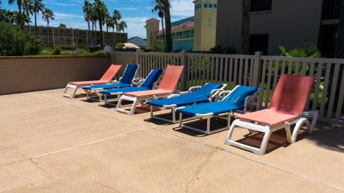 250 paces to beach pool 1st floor 2 bedroom condo