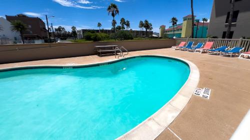 250 paces to beach pool 1st floor 2 bedroom condo