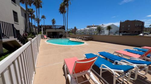 250 paces to beach pool 1st floor 2 bedroom condo
