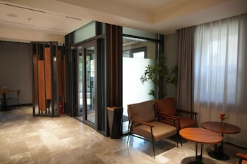Happiness Hotel,,3 star
