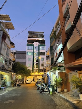 khach san hoang tay