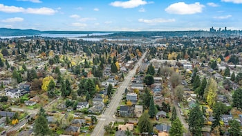 bright 1br near uw and local parks
