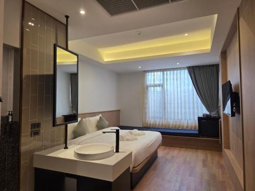 warm pillow hotel bangkok