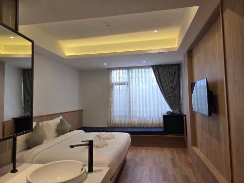 warm pillow hotel bangkok