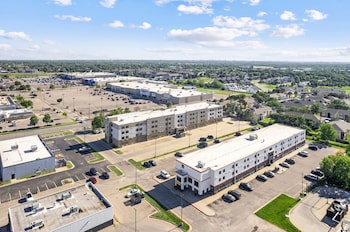 coratel inn and suites by jasper wichita north
