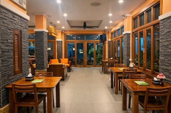 Aura Inn,,3 star
