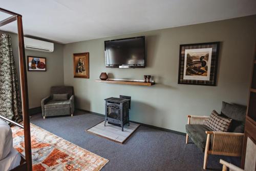 hideaway inn mt snow