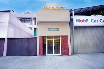 Oyo 95017 Kapten Muslim Residence,,2 star