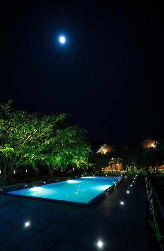 village avenue resort