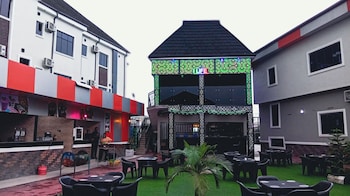 uptown life hotel and suites