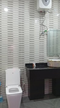 uptown life hotel and suites