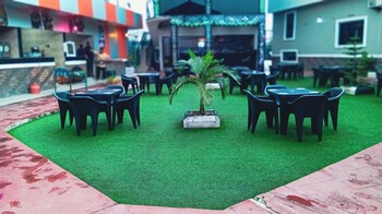 uptown life hotel and suites